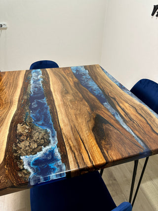 Quadratischer River-Esstisch aus Epoxidharz