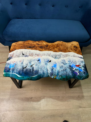 Couchtisch aus Epoxidharz mit leuchtendem Fisch