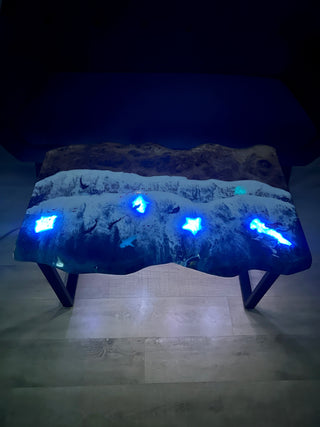 Couchtisch aus Epoxidharz mit leuchtendem Fisch