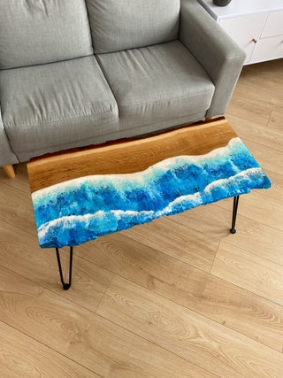 Couchtisch aus Eiche mit Epoxidharz