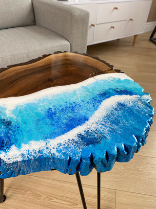 Live Edge Couchtisch aus Walnussharz