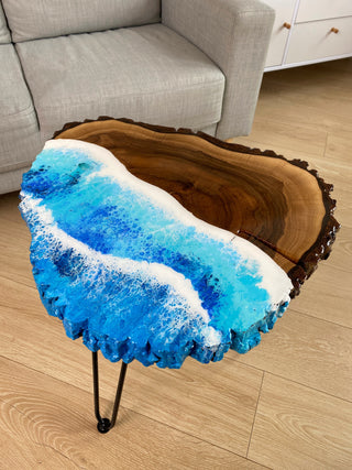 Live Edge Couchtisch aus Walnussharz
