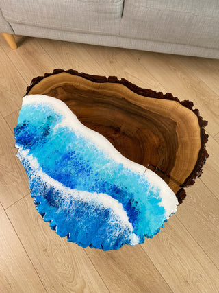 Live Edge Couchtisch aus Walnussharz