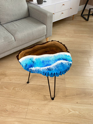 Live Edge Couchtisch aus Walnussharz