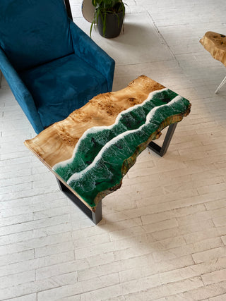 Live-Edge-Tisch mit grünem Epoxidharz
