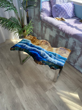 Live-Edge-Couchtisch aus Kunstharz mit Ozeanmotiv