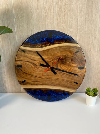 Wanduhr aus Holz und blauem Resin