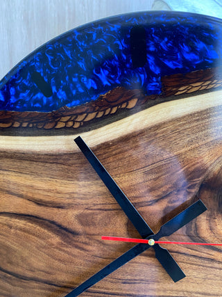Wanduhr aus Holz und blauem Resin