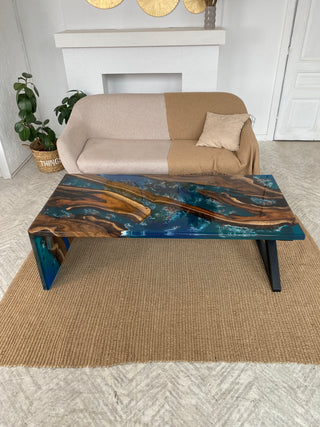 Couchtisch aus Holz und Epoxidharz „Waterfall“
