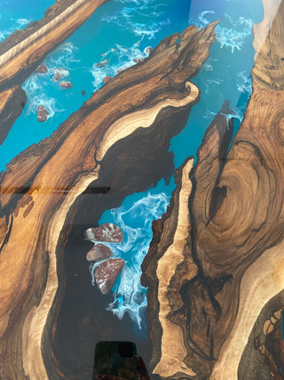 Couchtisch aus Holz und Epoxidharz „Waterfall“