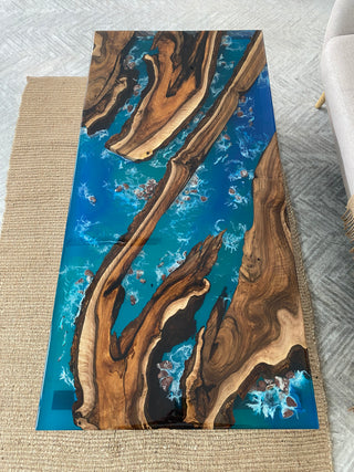 Couchtisch aus Holz und Epoxidharz „Waterfall“