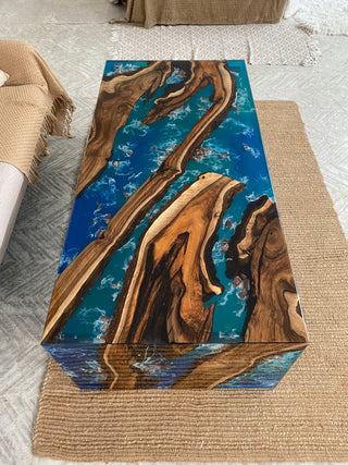 Couchtisch aus Holz und Epoxidharz „Waterfall“