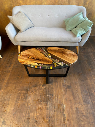 Ovaler Couchtisch mit Epoxidharz
