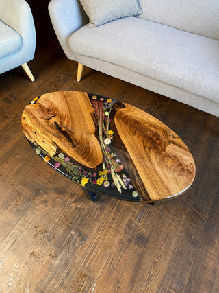 Ovaler Couchtisch mit Epoxidharz