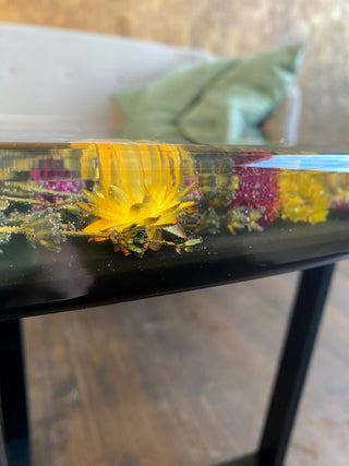 Ovaler Couchtisch mit Epoxidharz