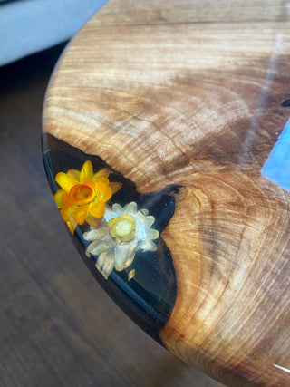 Ovaler Couchtisch mit Epoxidharz