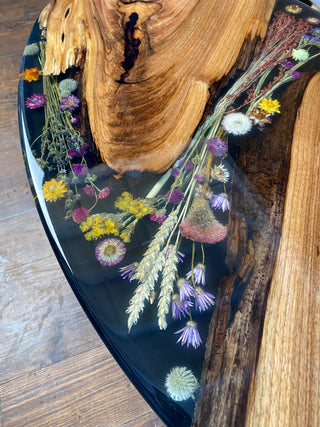 Ovaler Couchtisch mit Epoxidharz