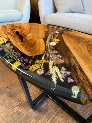 Ovaler Couchtisch mit Epoxidharz