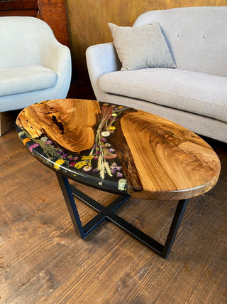 Ovaler Couchtisch mit Epoxidharz