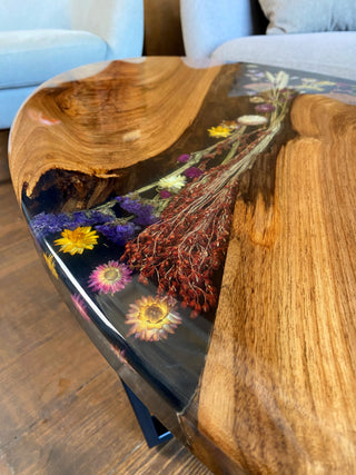 Ovaler Couchtisch mit Epoxidharz