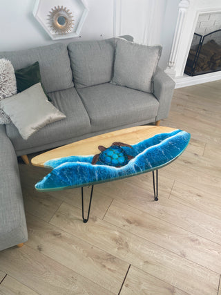 Surfbretttisch aus Holz mit Epoxidharz-Design