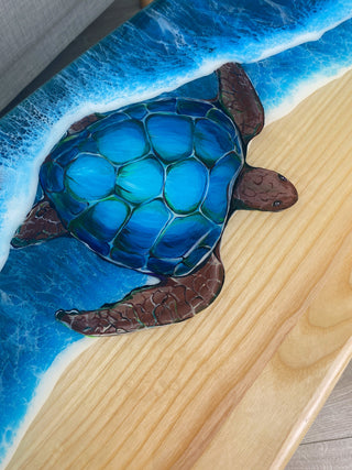 Surfbretttisch aus Holz mit Epoxidharz-Design