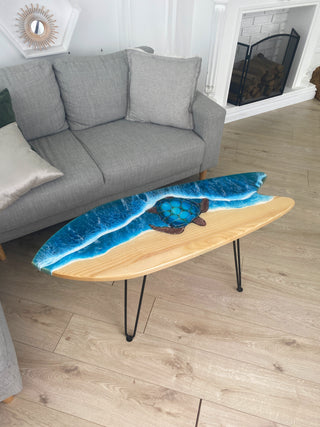 Surfbretttisch aus Holz mit Epoxidharz-Design