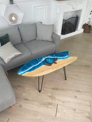 Surfbretttisch aus Holz mit Epoxidharz-Design
