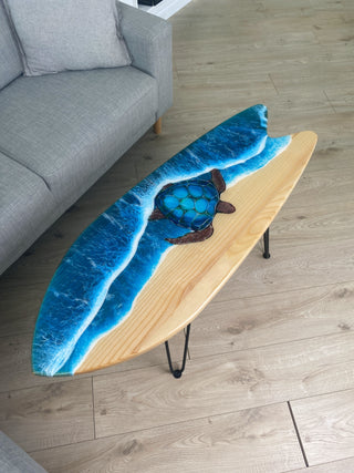 Surfbretttisch aus Holz mit Epoxidharz-Design