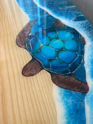 Surfbretttisch aus Holz mit Epoxidharz-Design