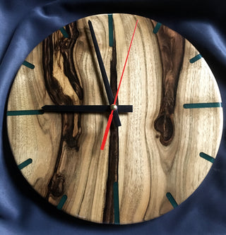 Uhr aus Epoxidharz aus Holz