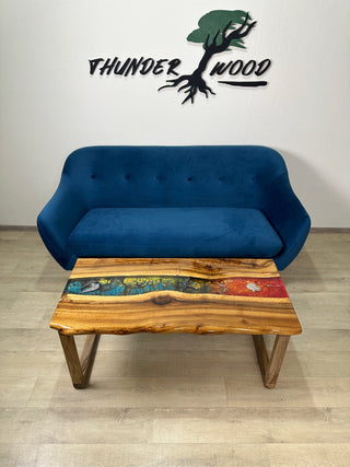 Couchtisch aus heller Eiche mit Epoxidharz