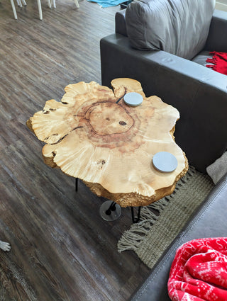 Couchtisch aus Ahorn mit Epoxidharz