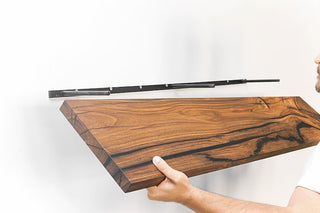 Live Edge Holzplattenregal