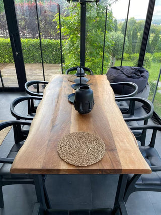Esstisch aus massivem Holz