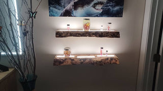 Holz-Epoxid-Regale mit Licht
