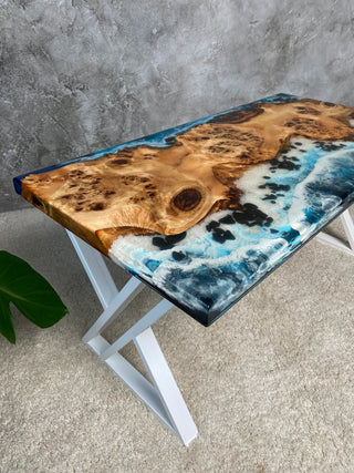 Esstisch aus Holz mit Epoxidharz