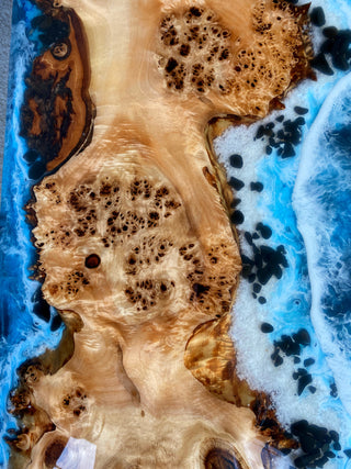 Esstisch aus Holz mit Epoxidharz
