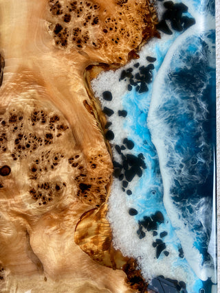 Esstisch aus Holz mit Epoxidharz