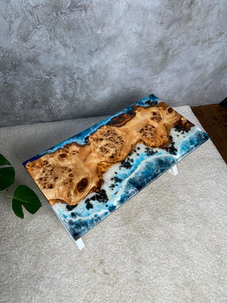 Esstisch aus Holz mit Epoxidharz