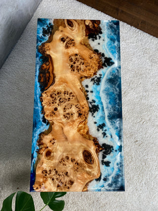 Esstisch aus Holz mit Epoxidharz