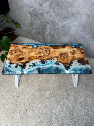 Esstisch aus Holz mit Epoxidharz