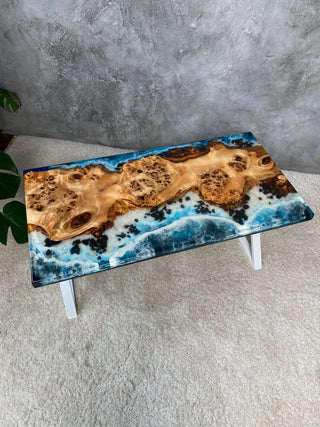 Esstisch aus Holz mit Epoxidharz