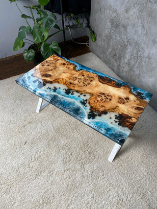 Esstisch aus Holz mit Epoxidharz