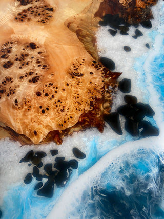 Esstisch aus Holz mit Epoxidharz
