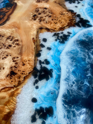 Esstisch aus Holz mit Epoxidharz