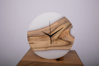 Uhr aus Holzharz