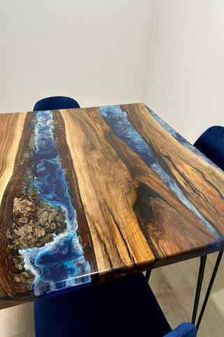 Quadratischer River-Esstisch aus Epoxidharz