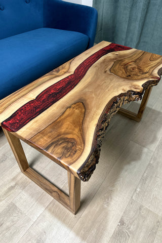 Couchtisch aus rotem Epoxid-Flusswalnussholz