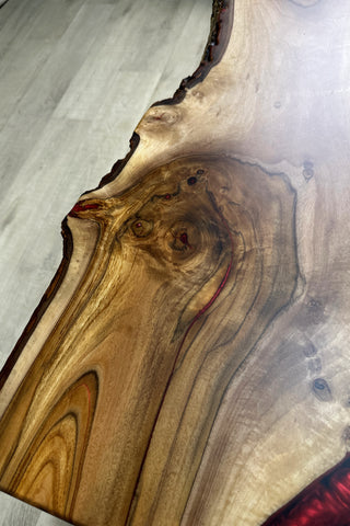 Couchtisch aus rotem Epoxid-Flusswalnussholz
